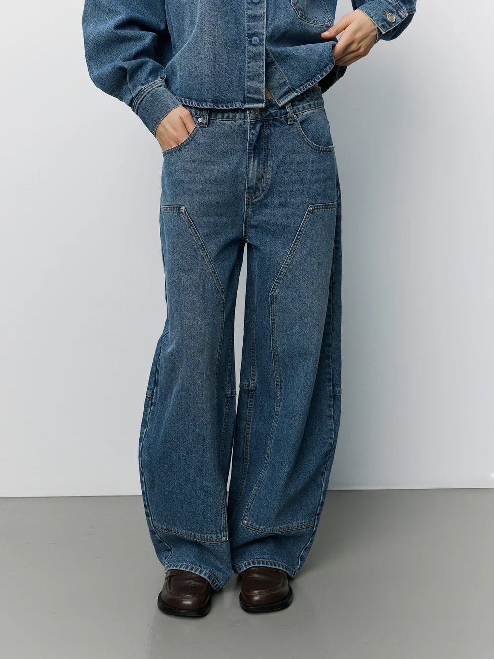 SONJASW Barrel Jeans fra Sofie Schnoor i Denim Blue med mellemhøj talje og barrel pasform – køb hos butikalrum.dk.