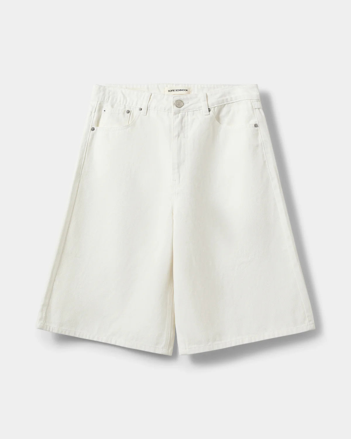 STOKESW oversized shorts i off white fra Sofie Schnoor – køb hos butikalrum.dk
