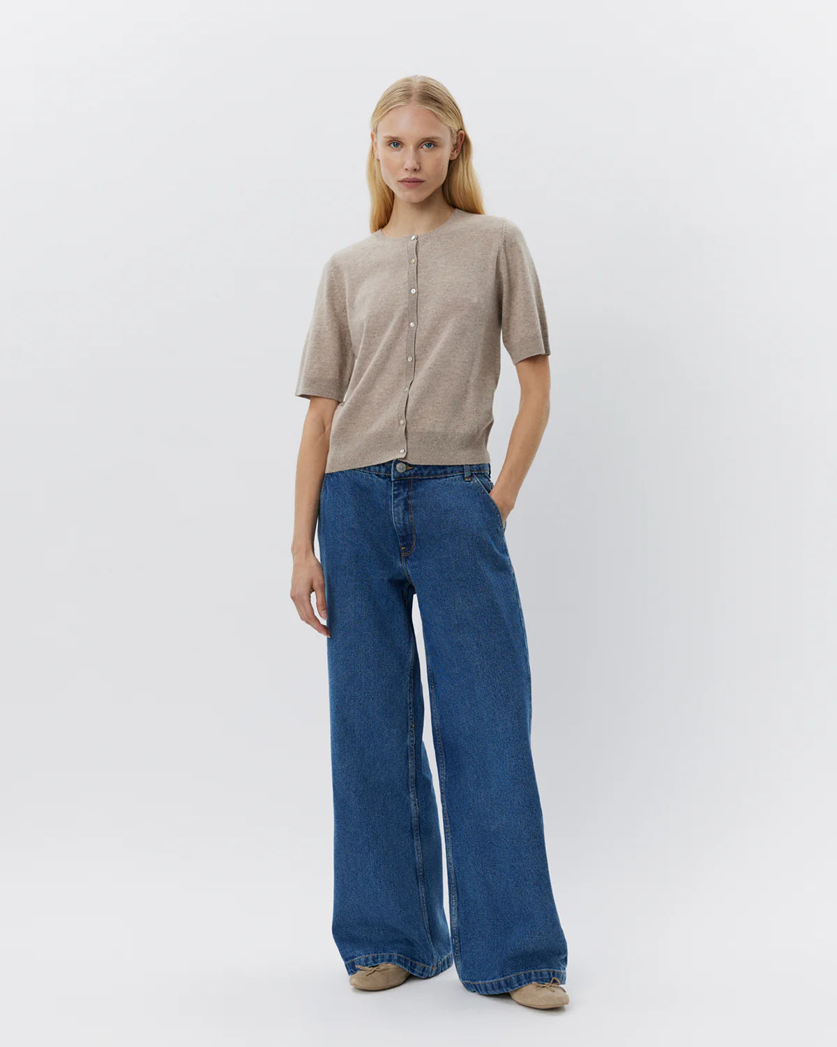 Sofie Schnoor kortærmet cardigan i brown melange med knapper foran – fremstillet i 100% uld