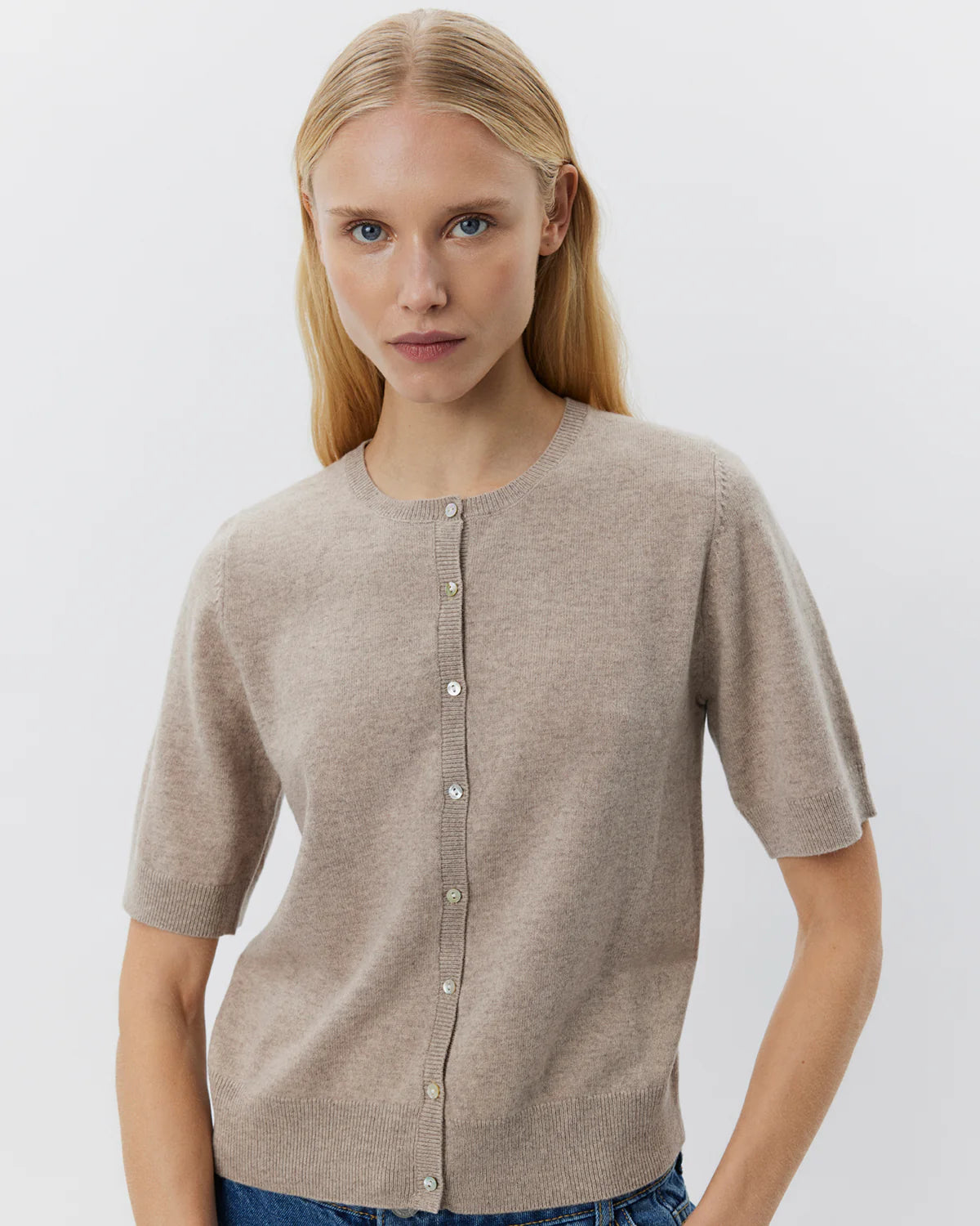 Sofie Schnoor kortærmet cardigan i brown melange med knapper foran – fremstillet i 100% uld