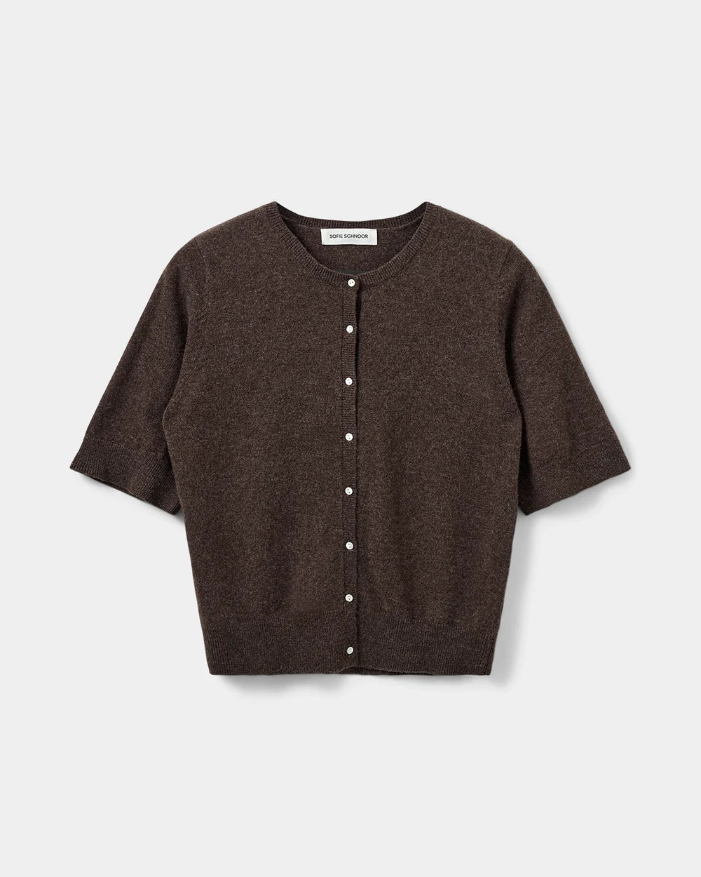 Kortærmet cardigan fra Sofie Schnoor i farven brown fudge – dyb brun, 100% uld og med knaplukning