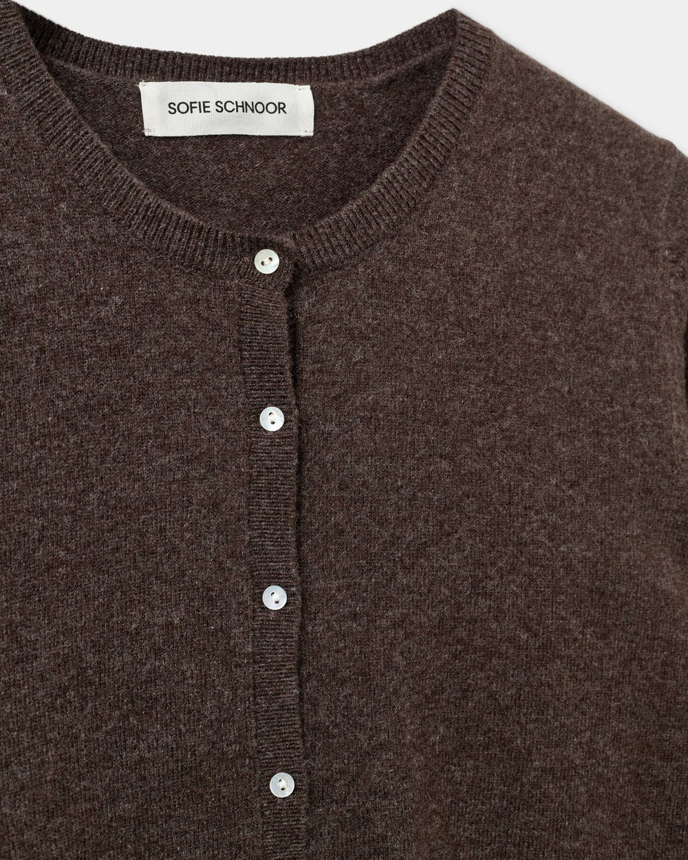 Kortærmet cardigan fra Sofie Schnoor i farven brown fudge – dyb brun, 100% uld og med knaplukning