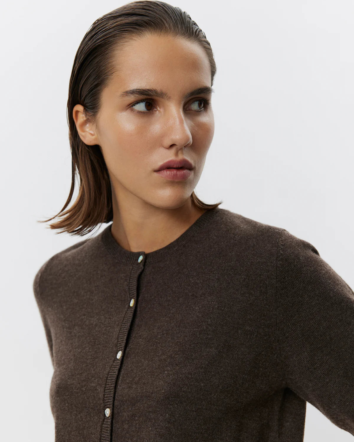 Kortærmet cardigan fra Sofie Schnoor i farven brown fudge – dyb brun, 100% uld og med knaplukning