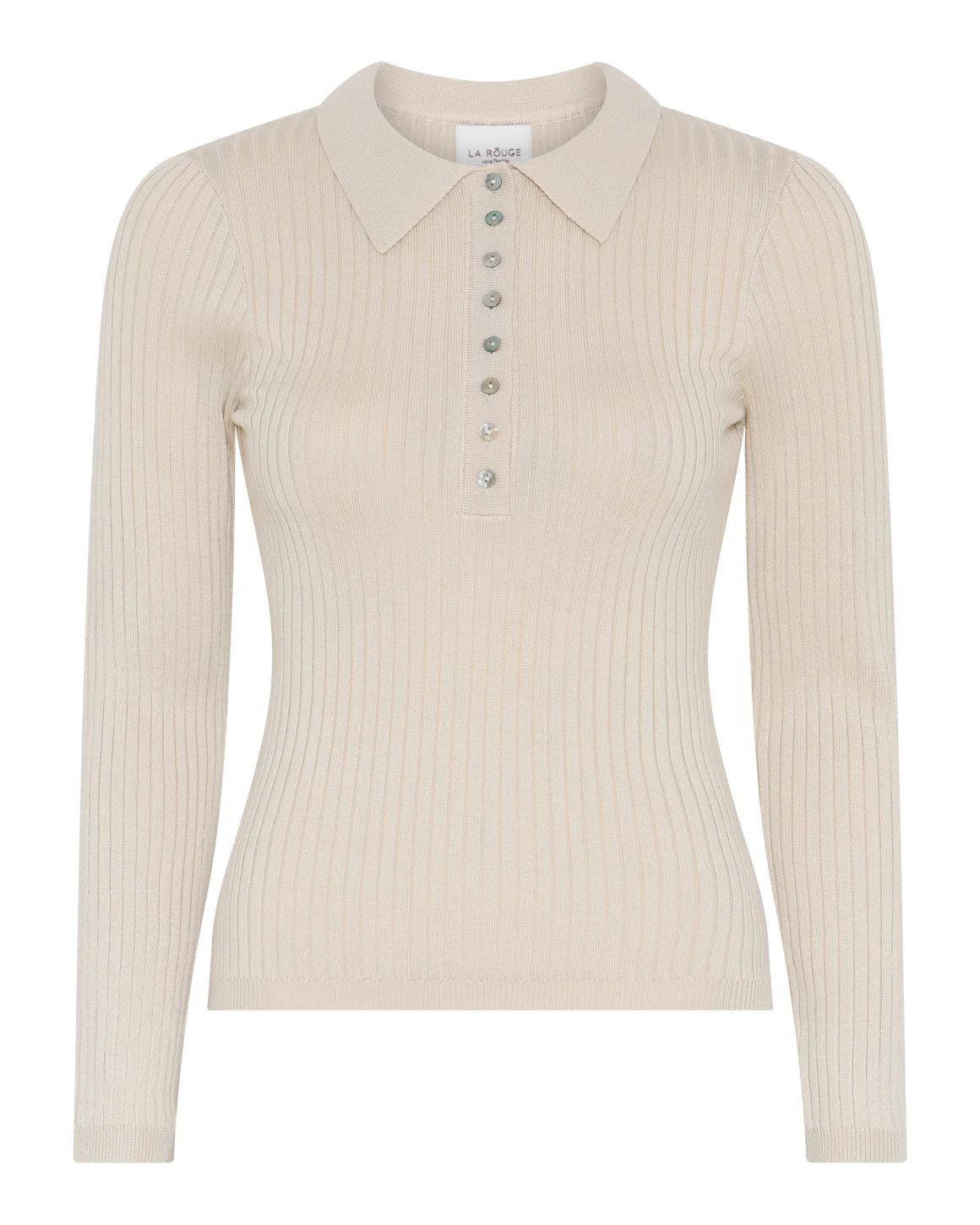Sailor Poloshirt fra LA RŌUGE i Off White, fitted ribstrik med polokrave og knaplukning i 100% viskose – køb hos butikalrum.dk.