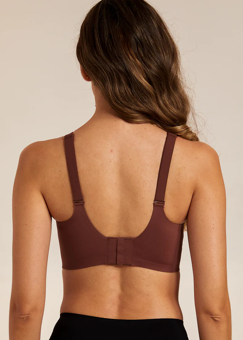 SoftScallop Full Coverage bøjlefri BH i Velvet Chocolate fra FemiFemme med sømløst design og fuld dækning – køb hos Butik Alrum på Amager eller online på butikalrum.dk.