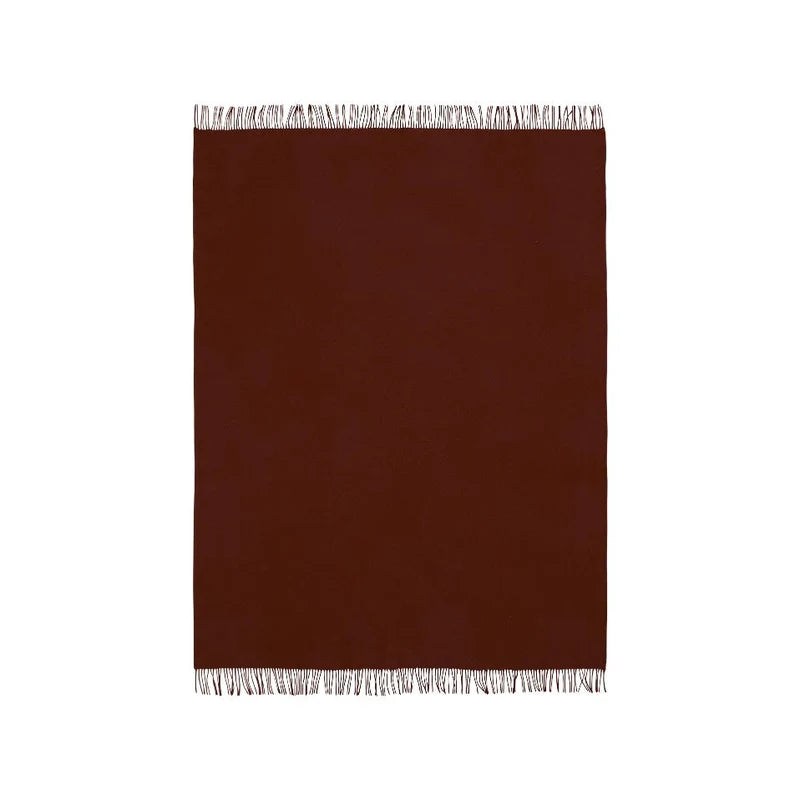 Season plaid fra Silkeborg Uldspinderi i Beetroot, 130x200 cm, vævet i 100% New Zealandsk lammeuld – køb hos butikalrum.dk.