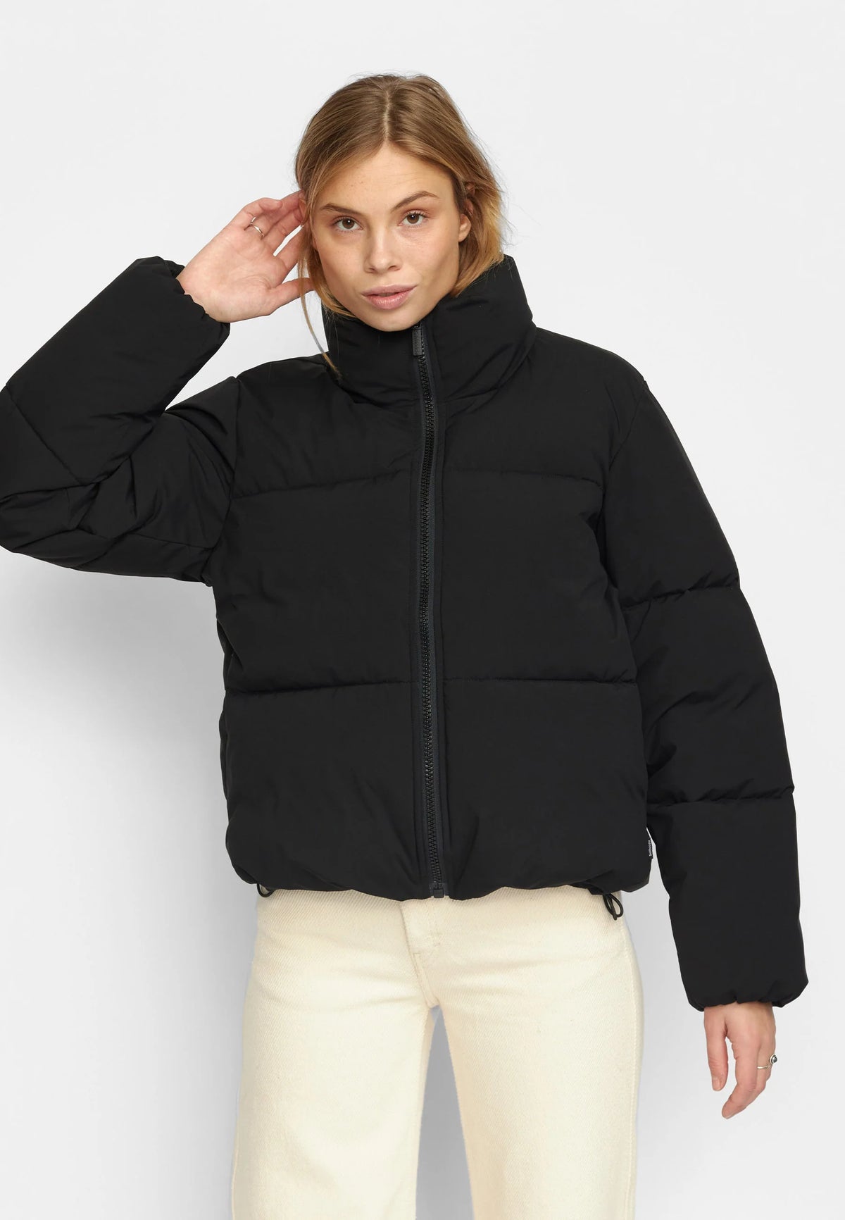 Short Puffer fra Selfhood i Black med kort pasform, Sorona® Padding og vandafvisende Teflon EcoElite-belægning – køb hos butikalrum.dk.