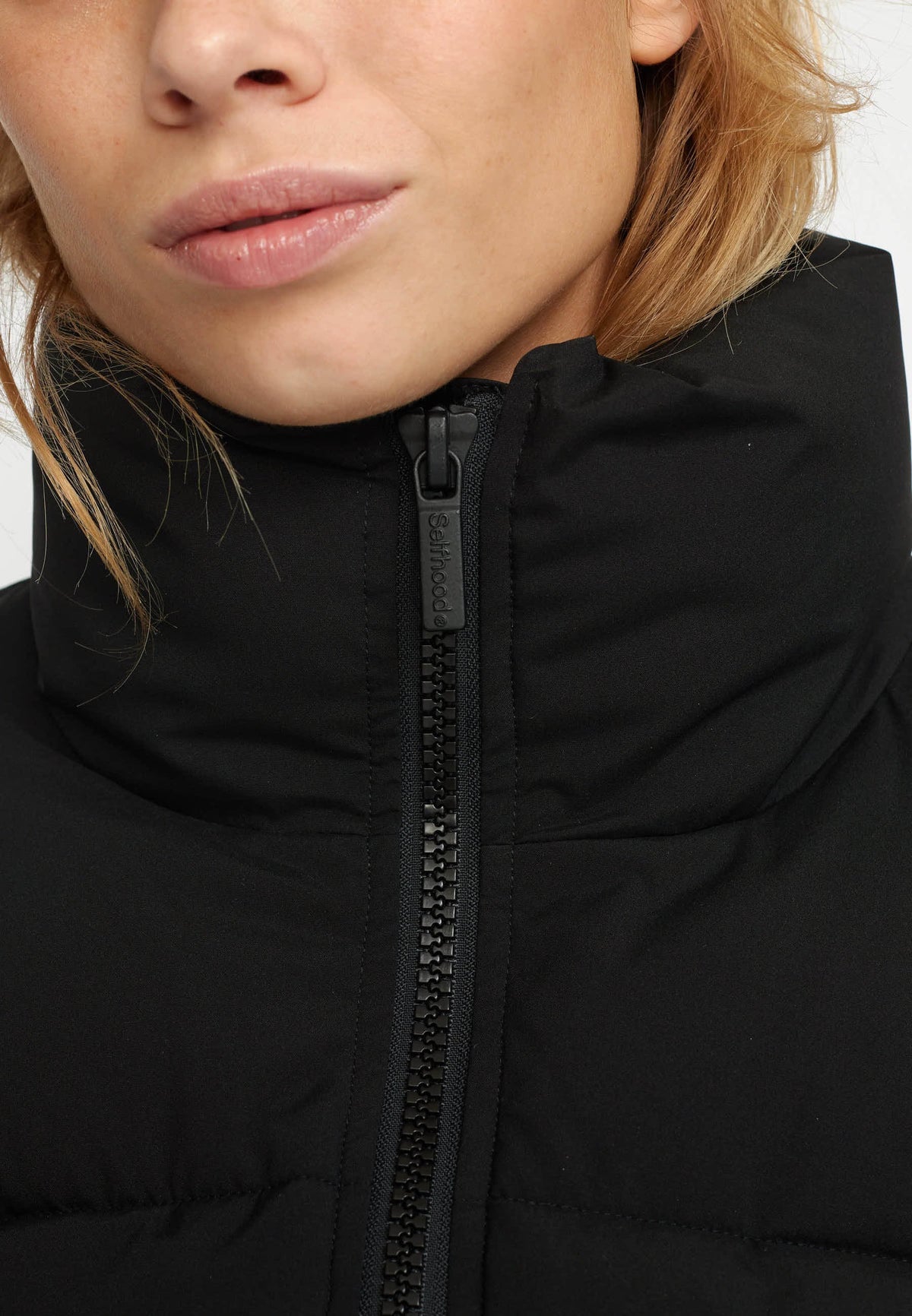 Short Puffer fra Selfhood i Black med kort pasform, Sorona® Padding og vandafvisende Teflon EcoElite-belægning – køb hos butikalrum.dk.