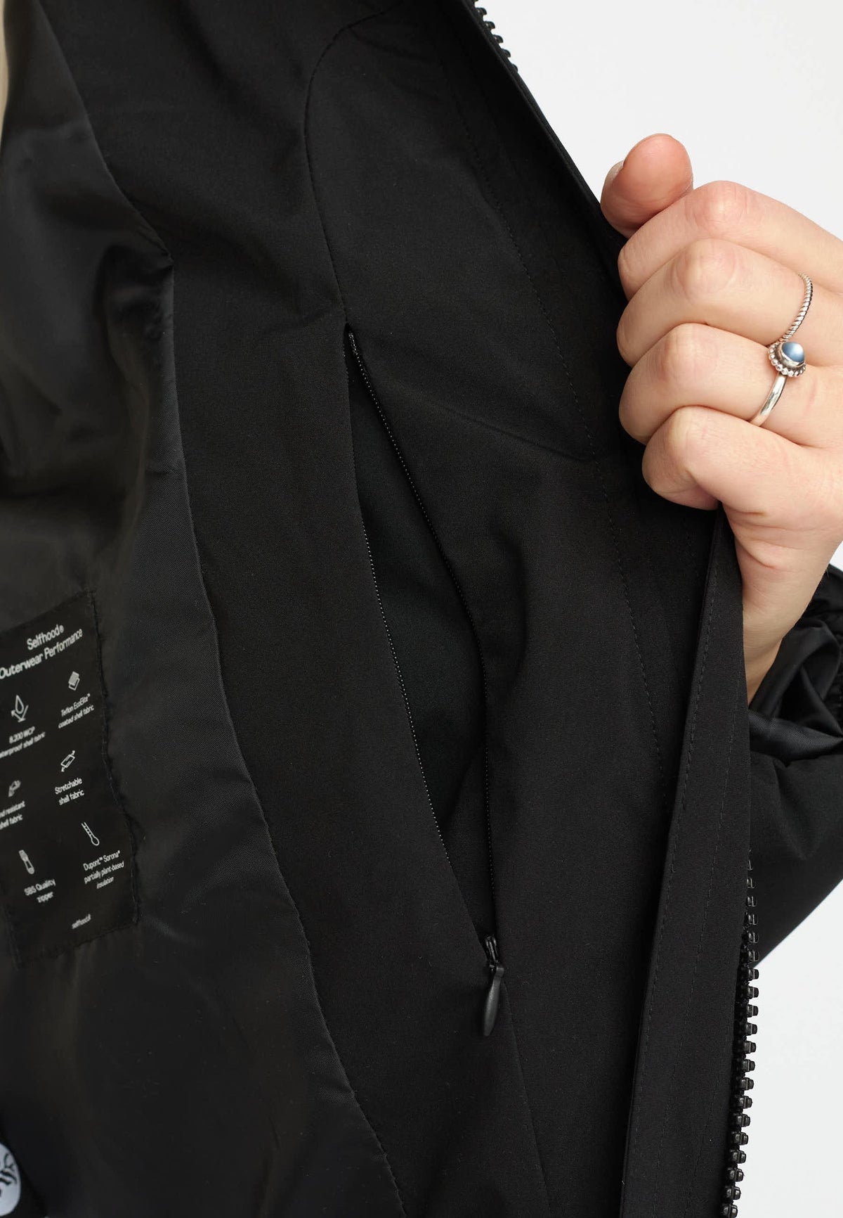 Short Puffer fra Selfhood i Black med kort pasform, Sorona® Padding og vandafvisende Teflon EcoElite-belægning – køb hos butikalrum.dk.