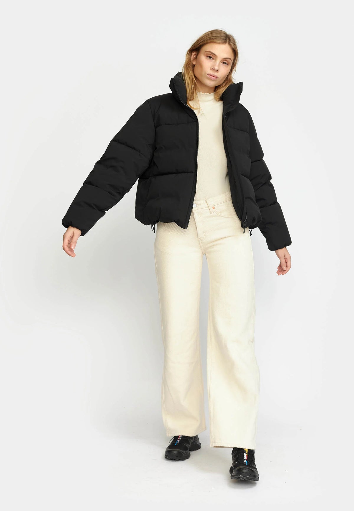Short Puffer fra Selfhood i Black med kort pasform, Sorona® Padding og vandafvisende Teflon EcoElite-belægning – køb hos butikalrum.dk.