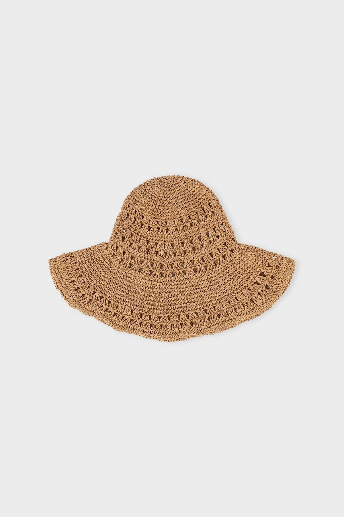 Håndlavet raffia hat fra Care By Me med bred skygge perfekt til sol og sommer og kan matches med Sienna taske - køb hos butikalrum.dk