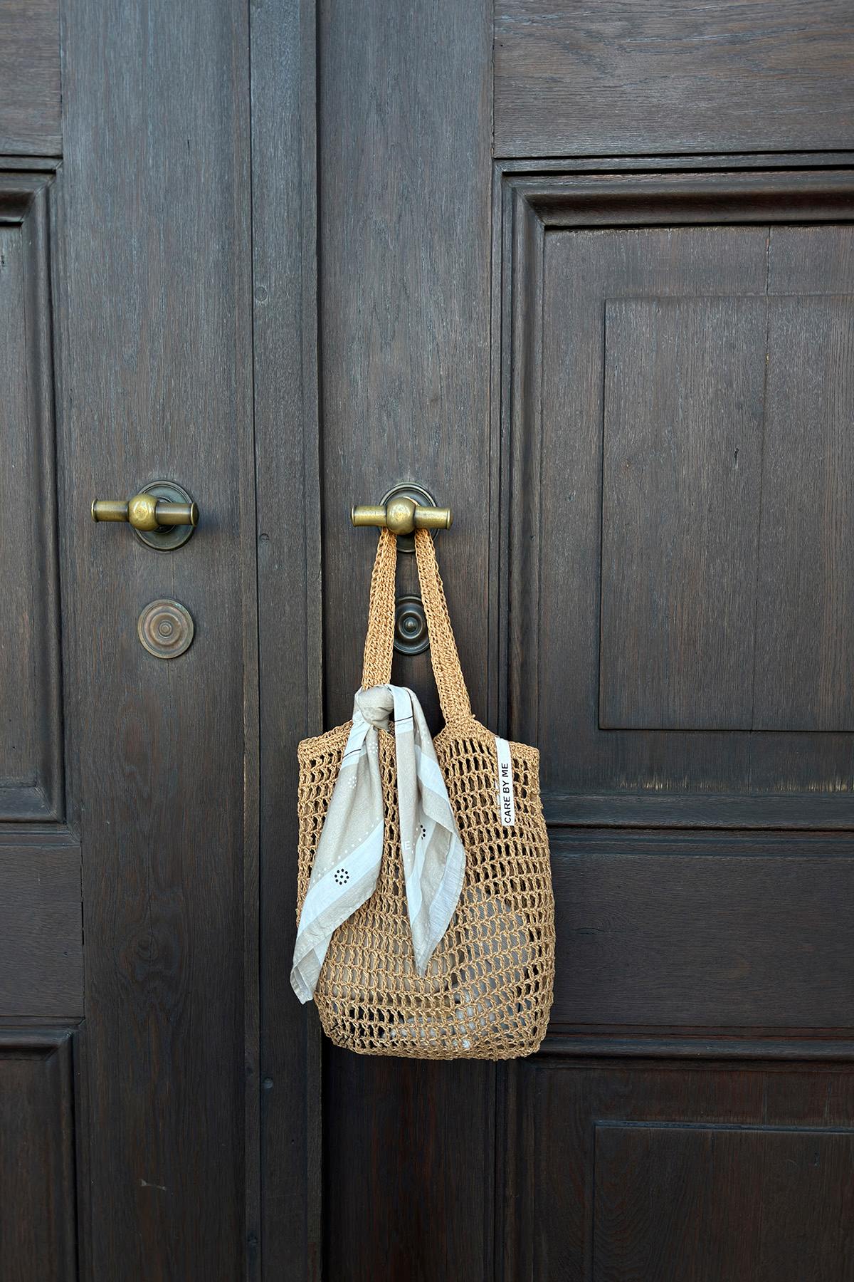 Håndlavet raffia taske fra Care By Me perfekt til sommer og kan matches med hat fra samme serie - køb hos butikalrum.dk