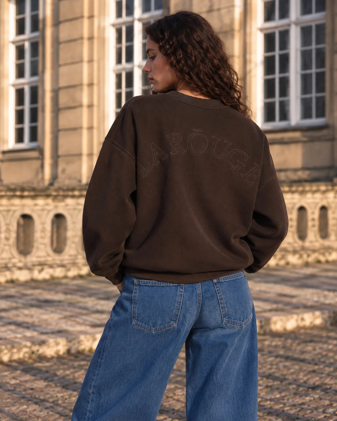 Silvia Sweatshirt w. Logo fra La Rouge i Dark Brown med broderet logo på ryggen – køb hos butikalrum.dk.