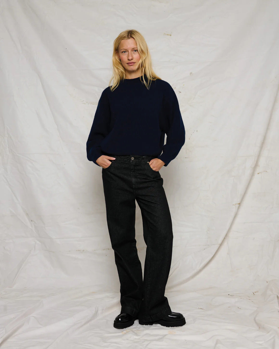 Sisse Knit – klassisk striktrøje i uld og yak med rund hals, boxy pasform og brede ribkanter.