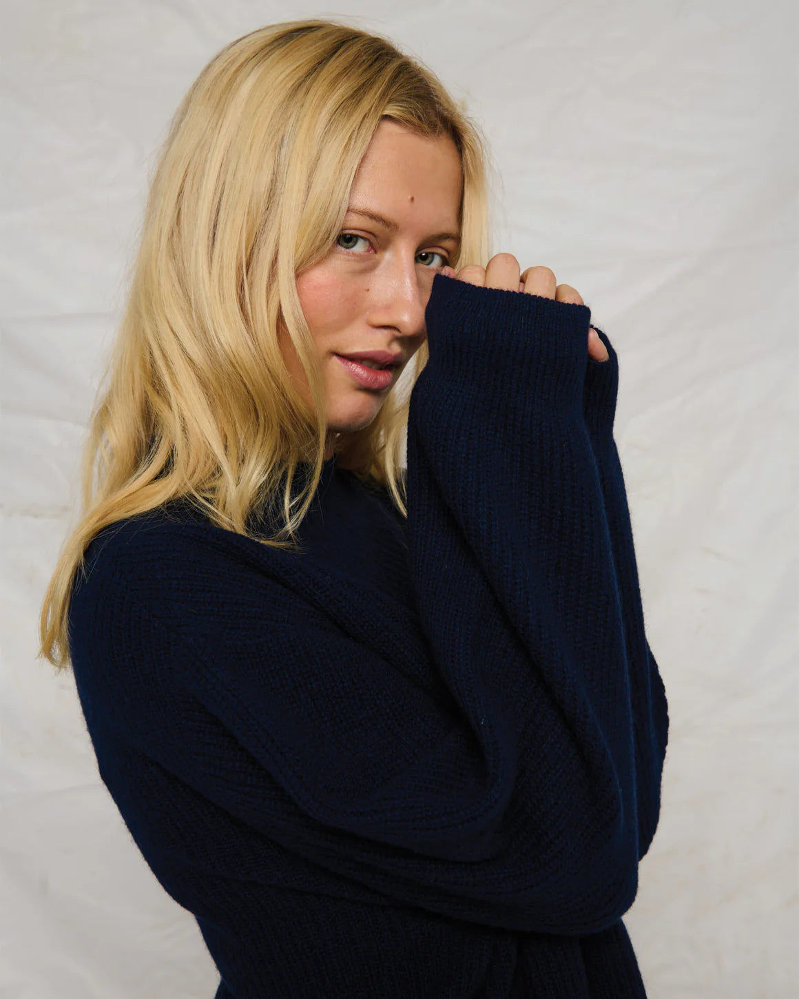 Sisse Knit – klassisk striktrøje i uld og yak med rund hals, boxy pasform og brede ribkanter.