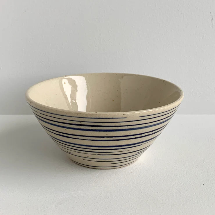 Håndlavet Small Bowl i Blue Pinstripe med blå striber, Ø14 cm, fra Bornholms Keramikfabrik