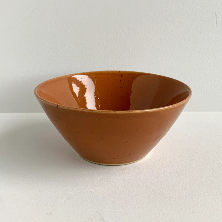 Håndlavet Small Bowl i farven Caramel, Ø14 cm og H6 cm, fra Bornholms Keramikfabrik