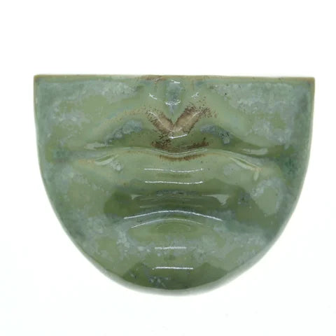 Håndlavet vægrelief "Small Mouth" i Copper Green med afrundet bund – dansk design med antik inspiration, fra butikalrum.dk
