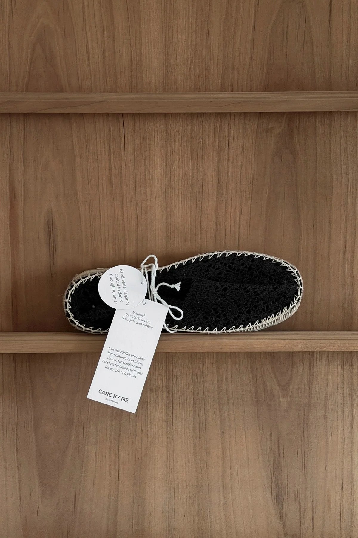 Håndlavede sorte espadriller fra Care By Me med bomulds overdel og blød sål perfekt til sommer og ferie - køb hos butikalrum.dk