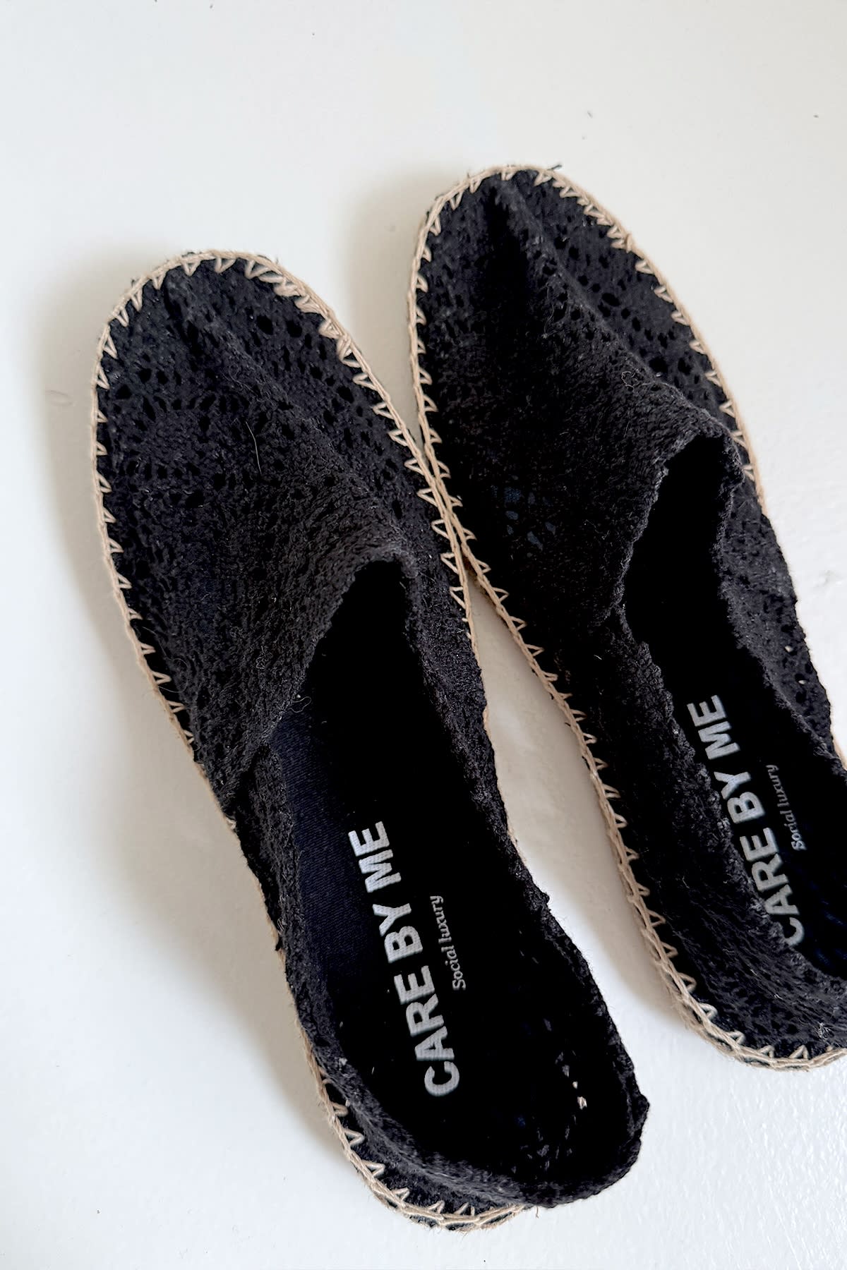 Håndlavede sorte espadriller fra Care By Me med bomulds overdel og blød sål perfekt til sommer og ferie - køb hos butikalrum.dk