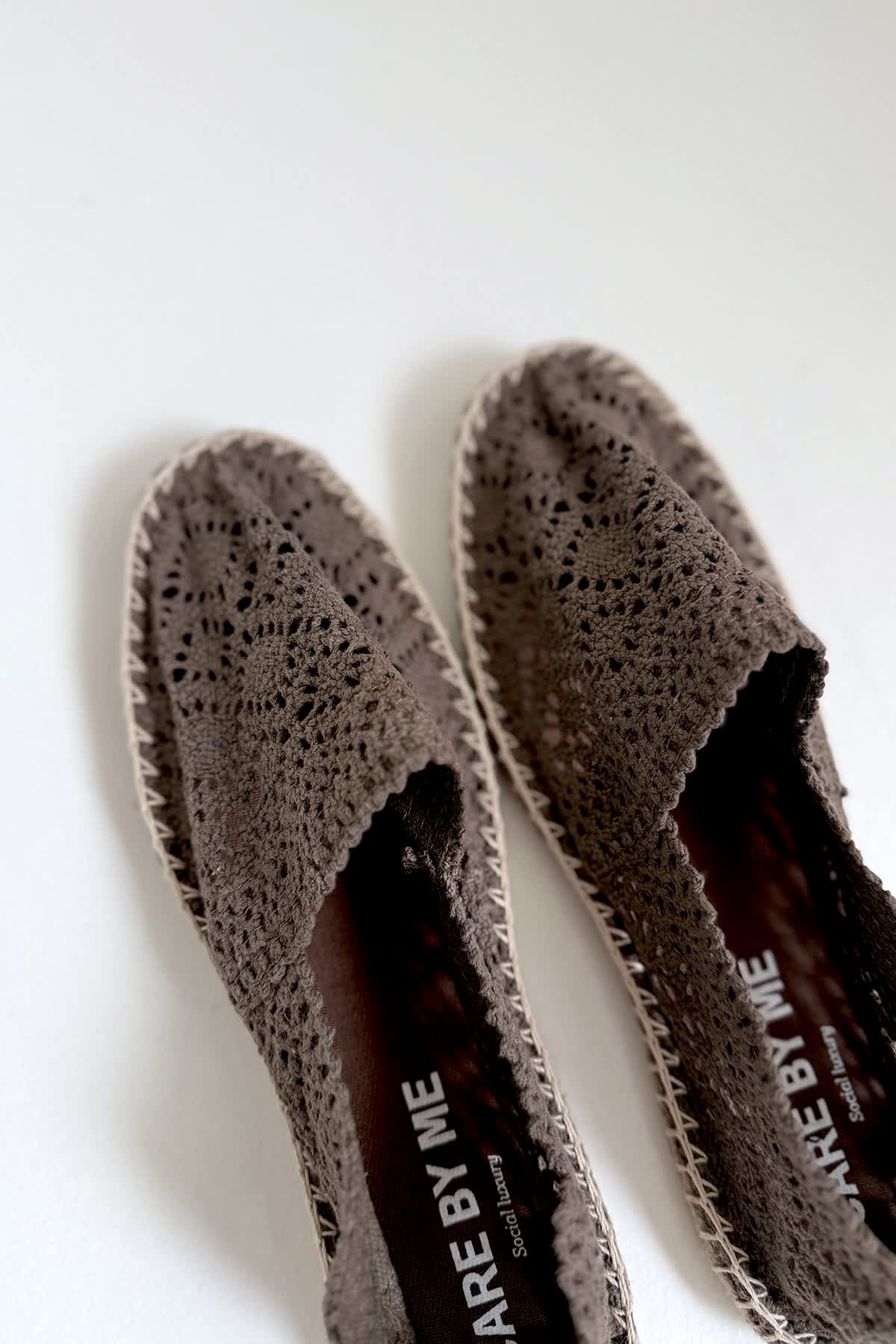 Håndlavede brune espadriller fra Care By Me med bomulds overdel og komfortabel sål perfekt til sommer - køb hos butikalrum.dk