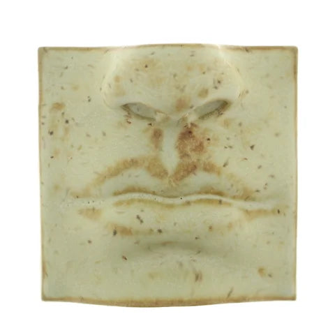Kvadratisk vægrelief "Square Woman Mouth 1" i WarmSand – håndlavet dansk design inspireret af antikken, fra butikalrum.dk