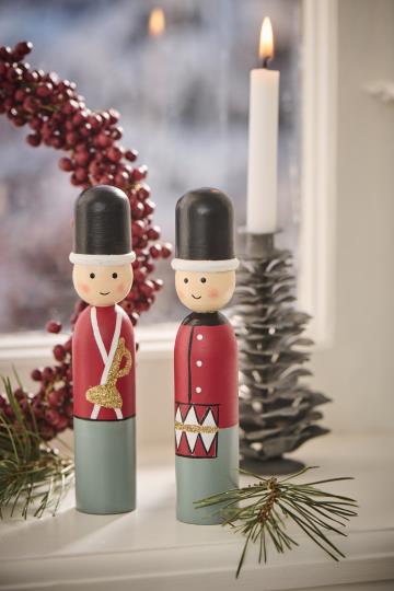 Træfigur – stående garder med trompet, 15 cm høj, dekorativt julepynt fra Butikalrum.dk på Amagerbro