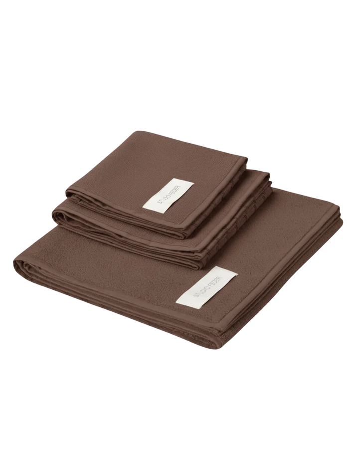 Studio Feder håndklæde i brun økologisk bomuld 70x140 – køb hos butikalrum.dk