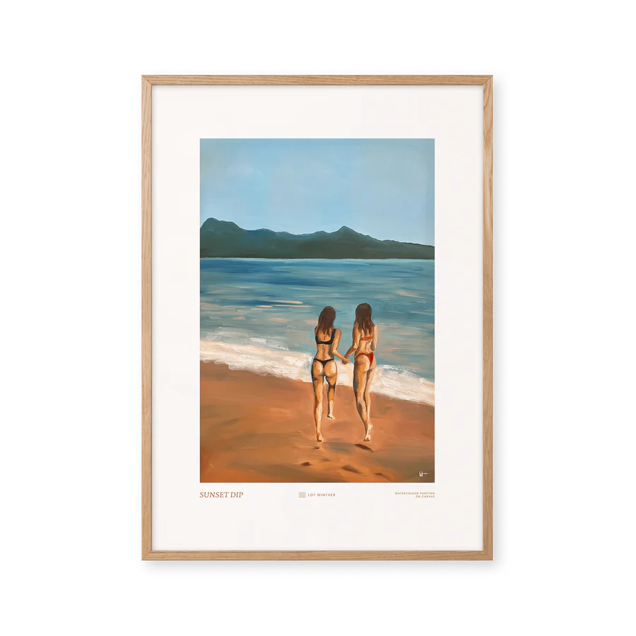 Sunset Dip en plakat, der formidler glade minder. Her to veninder på stranden, der skal i vand med bjerge i baggrunden. Rolige farver, der passer til dig, der vil have en harmonisk plakat til boligen.