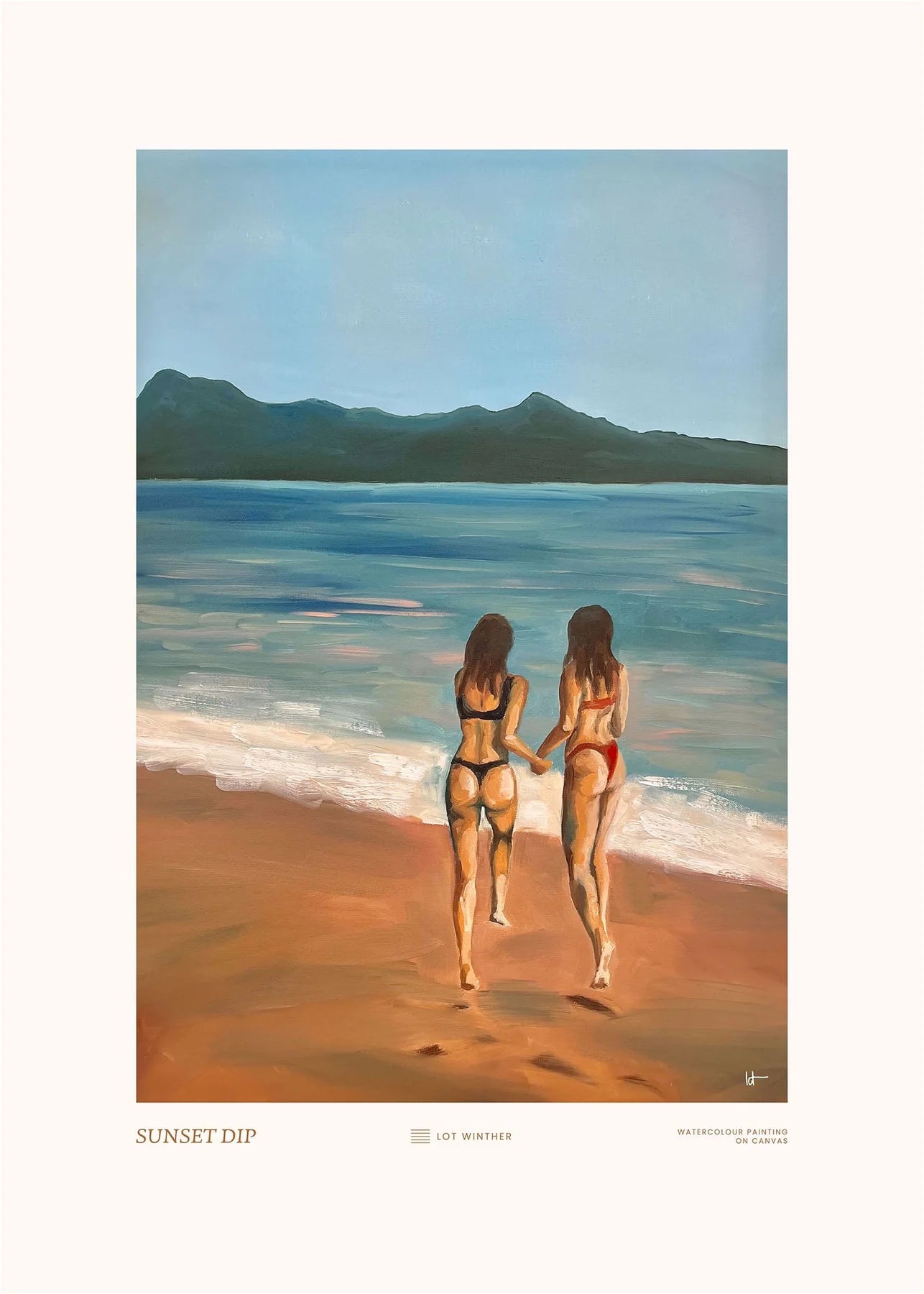 Sunset Dip en plakat, der formidler glade minder. Her to veninder på stranden, der skal i vand med bjerge i baggrunden. Rolige farver, der passer til dig, der vil have en harmonisk plakat til boligen.