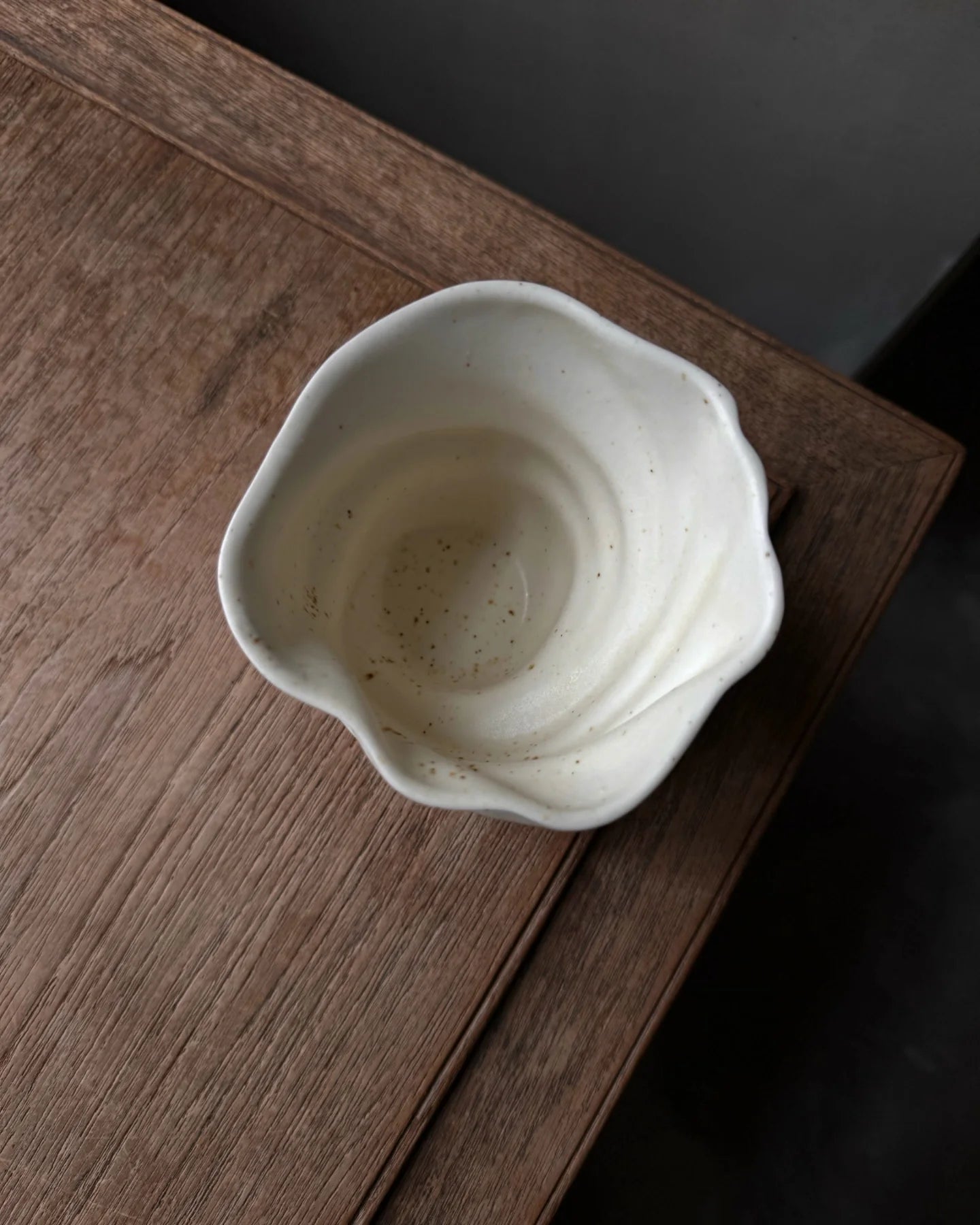 Svanekop i farven Skal – håndlavet keramikkop – køb hos butikalrum.dk