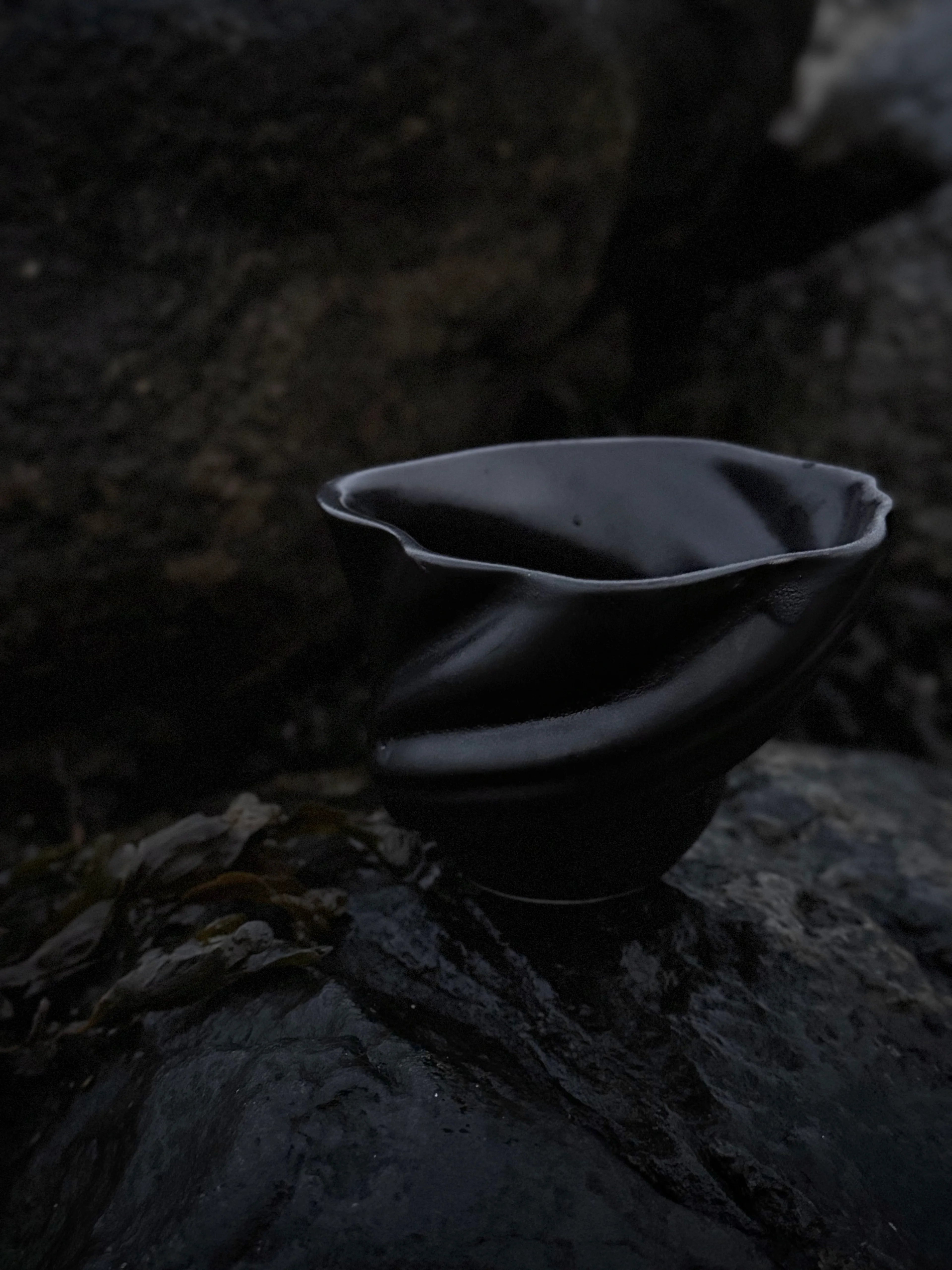 Svanekop i mat sort keramik – køb hos butikalrum.dk