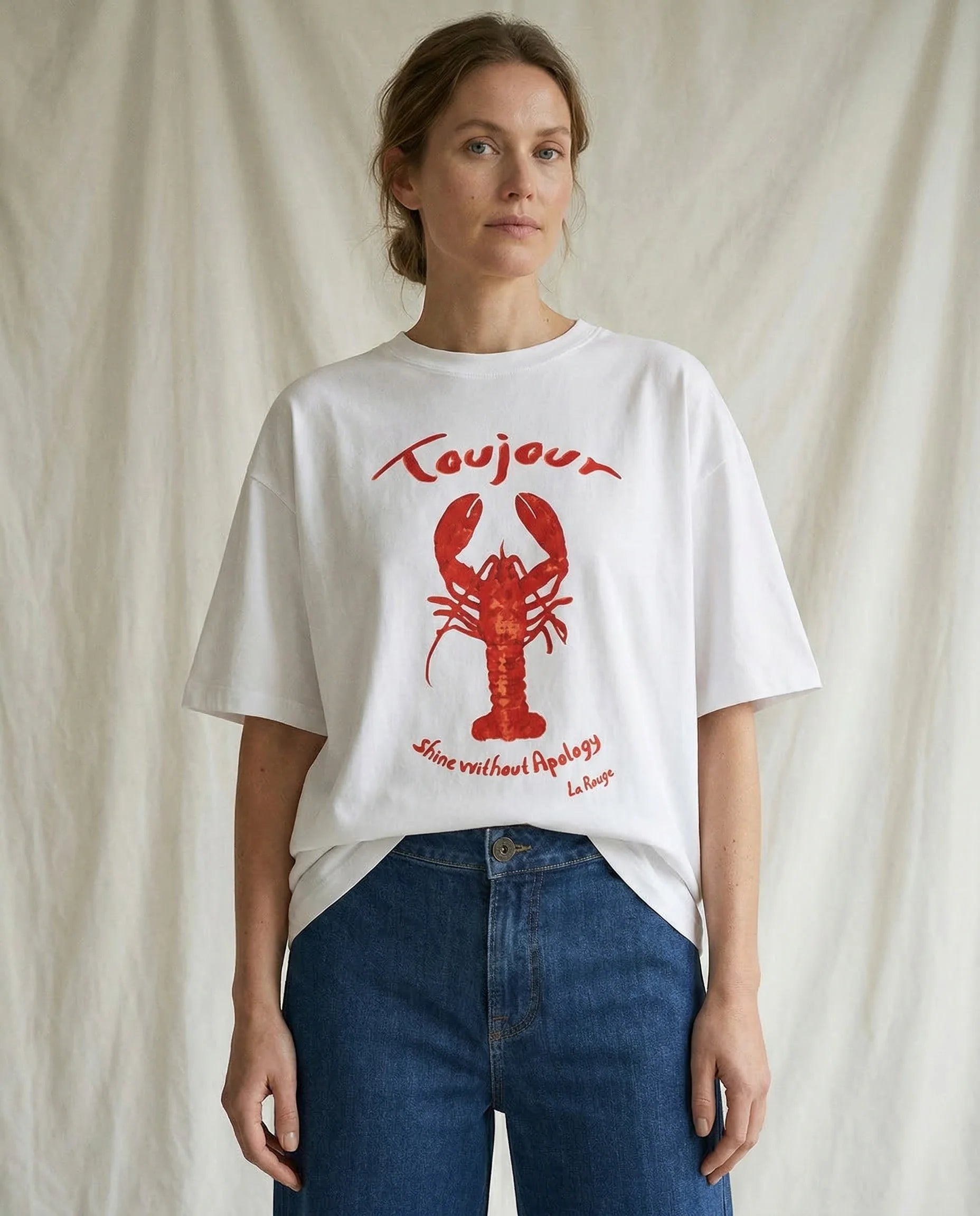 LA RōUGE t-shirt i hvid med lobster print, boxy pasform og brede ærmer - moderne dame t-shirt