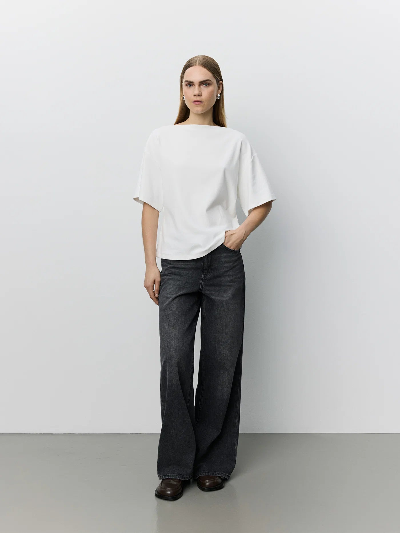 TEASW T-shirt fra Sofie Schnoor i Off White med bådhalsudskæring og boxy ærmer – køb hos butikalrum.dk.