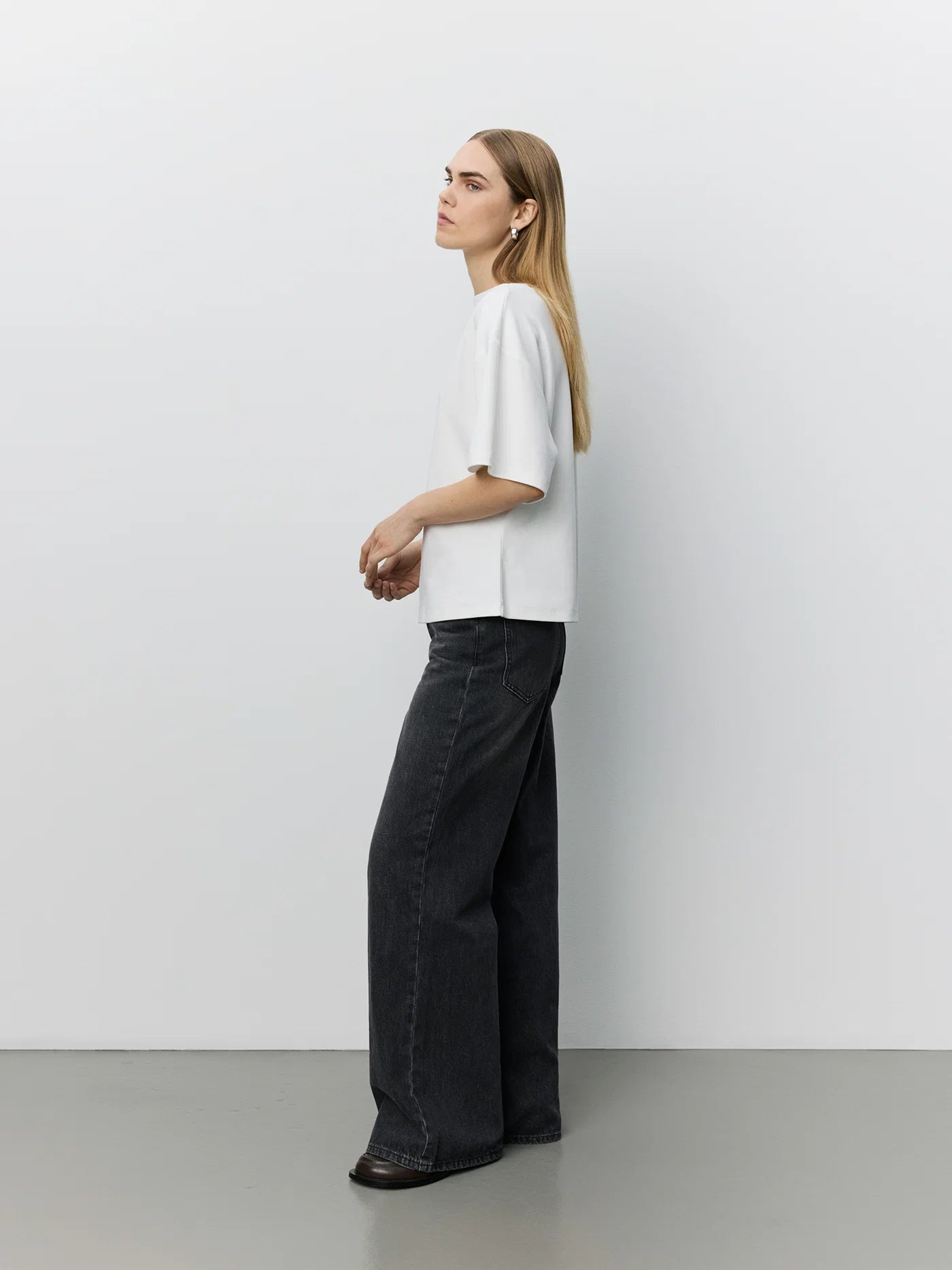 TEASW T-shirt fra Sofie Schnoor i Off White med bådhalsudskæring og boxy ærmer – køb hos butikalrum.dk.