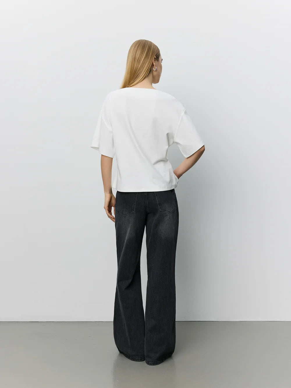 TEASW T-shirt fra Sofie Schnoor i Off White med bådhalsudskæring og boxy ærmer – køb hos butikalrum.dk.