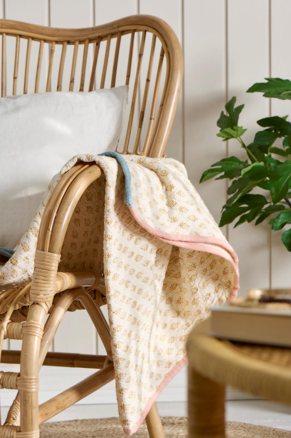 Plaid Vigga mustard print 100% bomuld – køb hos butikalrum.dk