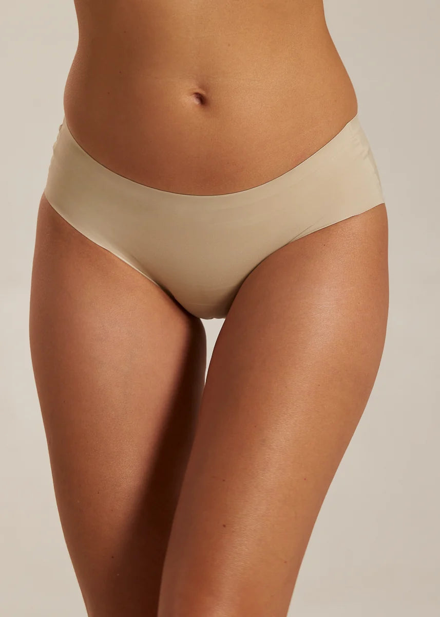 Invisible Sømløs Tai Trusse i Sand fra FemiFemme med seamless design og ultrablød komfort – køb hos Butik Alrum på Amager eller online på butikalrum.dk.
