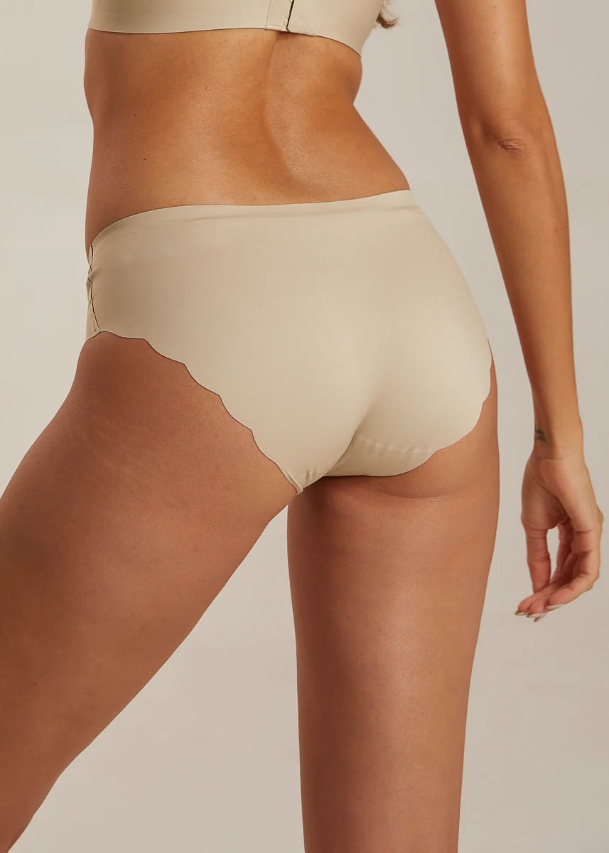 Invisible Sømløs Tai Trusse i Sand fra FemiFemme med seamless design og ultrablød komfort – køb hos Butik Alrum på Amager eller online på butikalrum.dk.