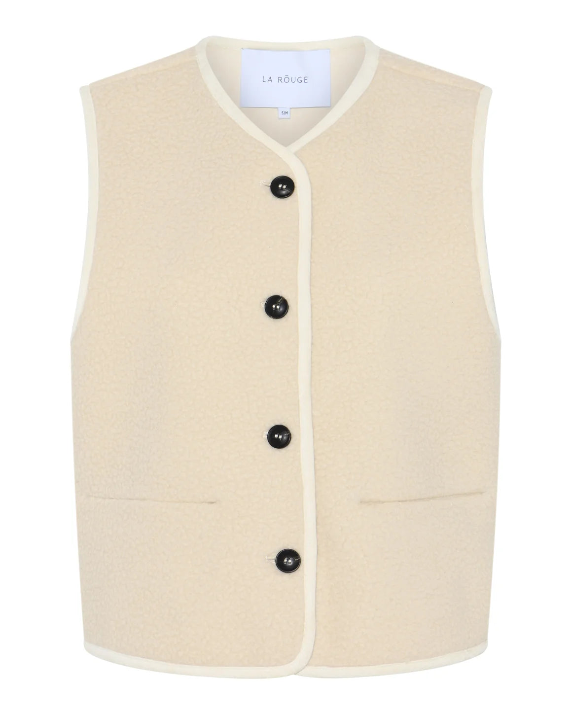 Teddy Waistcoat i Off White fra La Rouge i blød teddykvalitet med knaplukning og paspolerede lommer – køb hos butikalrum.dk.