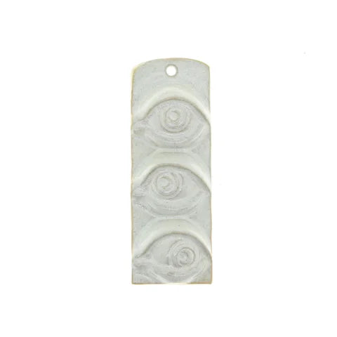 Håndlavet vægrelief "Third Eye" i Antique White med tre øjne, 9.2 x 3.5 x 1.8 cm – dansk design inspireret af antikken, fra butikalrum.dk