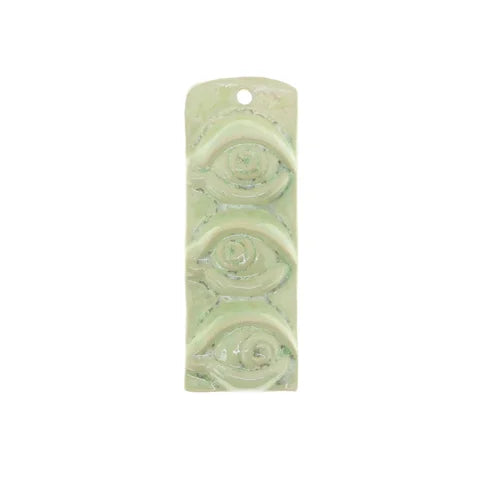 Håndlavet vægrelief "Third Eye" i Crystal Green med tre øjne, 9.2 x 3.5 x 1.8 cm – dansk design, fra butikalrum.dk