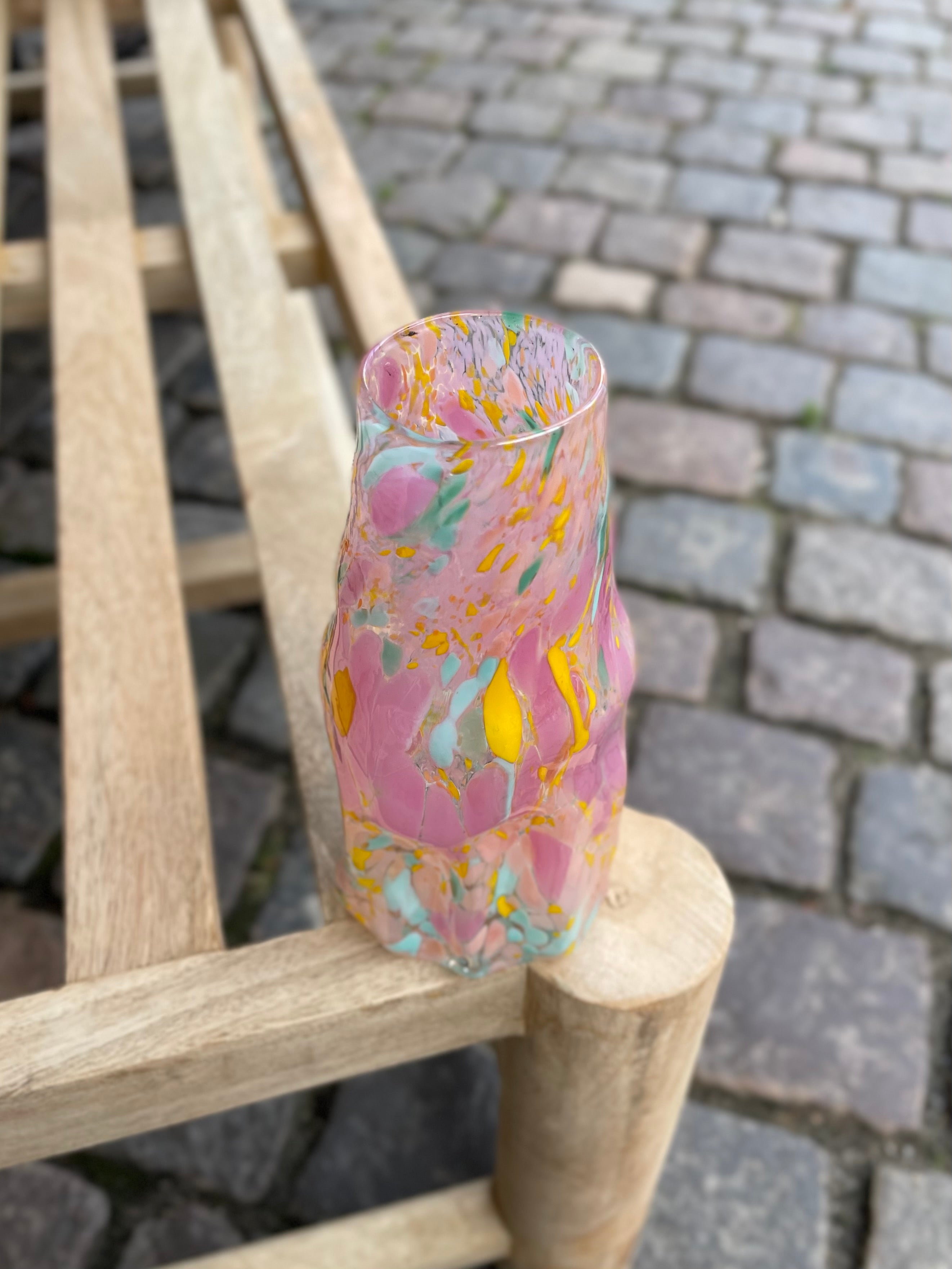 Lille Krølvase Konfetti #10 fra Marie Retpen i gule, lyserøde og blå nuancer – køb hos Butik Alrum på Amager eller online på butikalrum.dk.