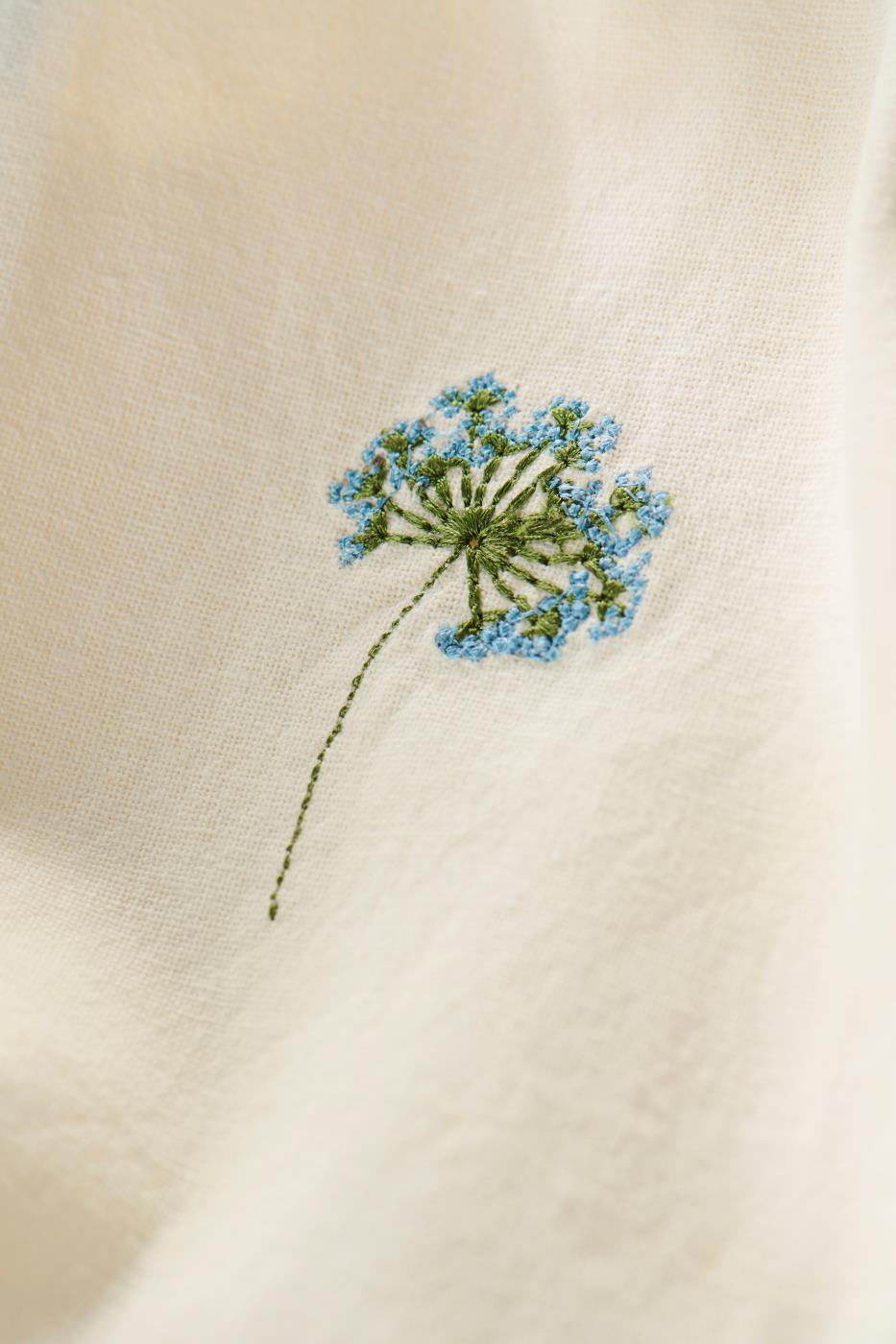 Aflang dug med kornblomster og margueritter 150x250 perfekt til sommerbord og hyggelig borddækning - køb hos butikalrum.dk