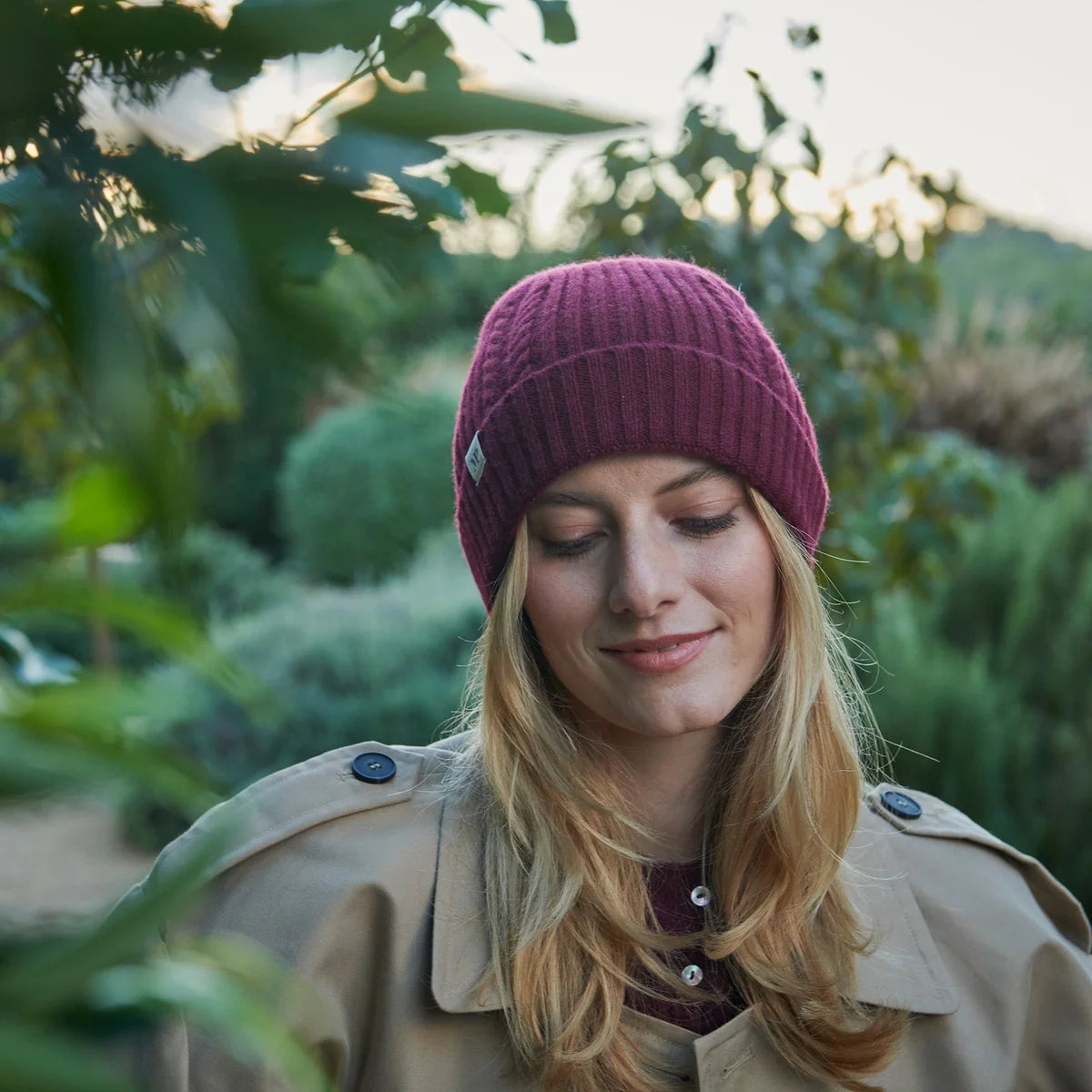 Trondheim Beanie fra MPwoman i Wine Red, kabelstrikket hue i merinould og cashmere – køb hos butikalrum.dk.