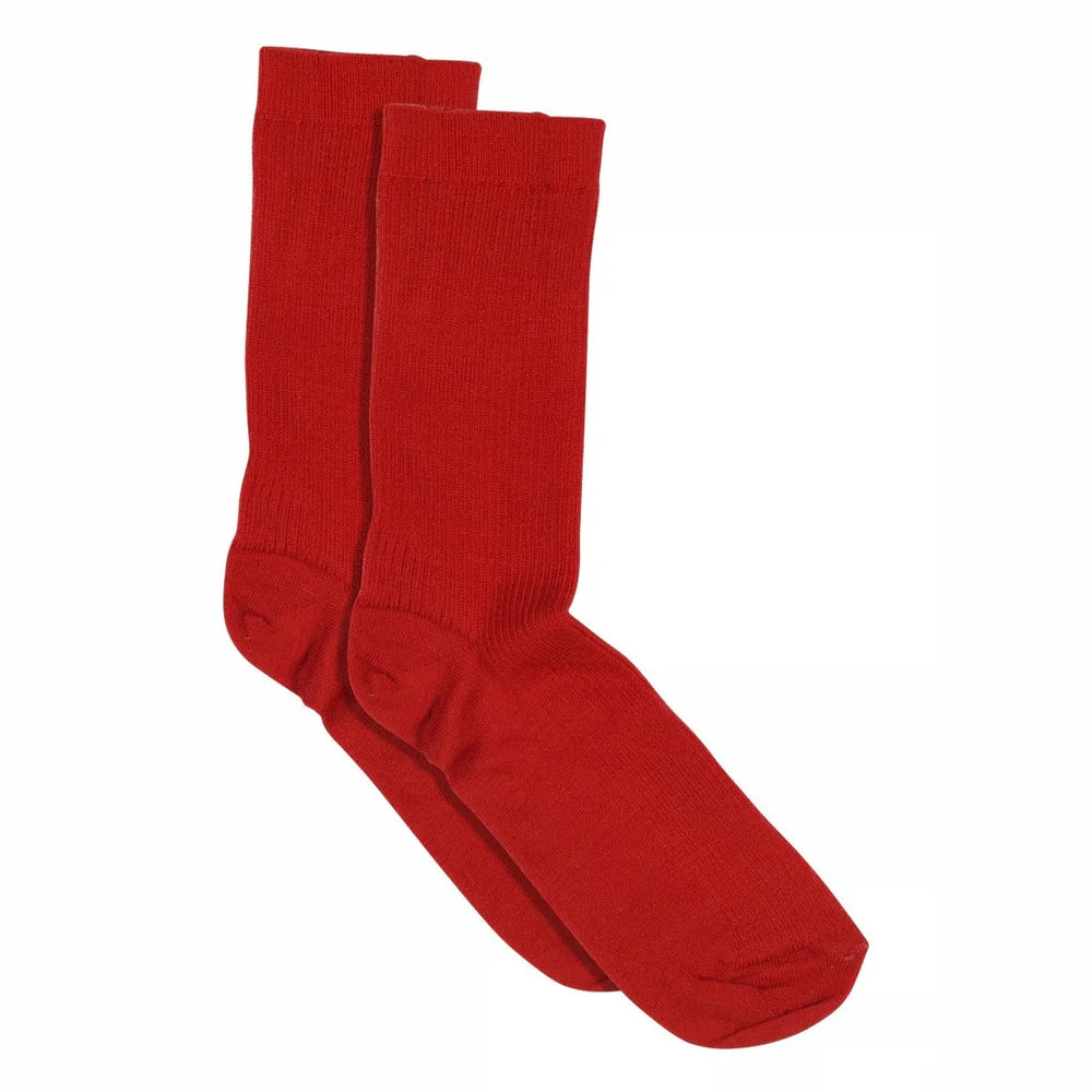 Køb tynde ribstrømper i tomato (rød) i merinould fra MPwoman hos Butikalrum.dk – temperaturregulerende og komfortable.
