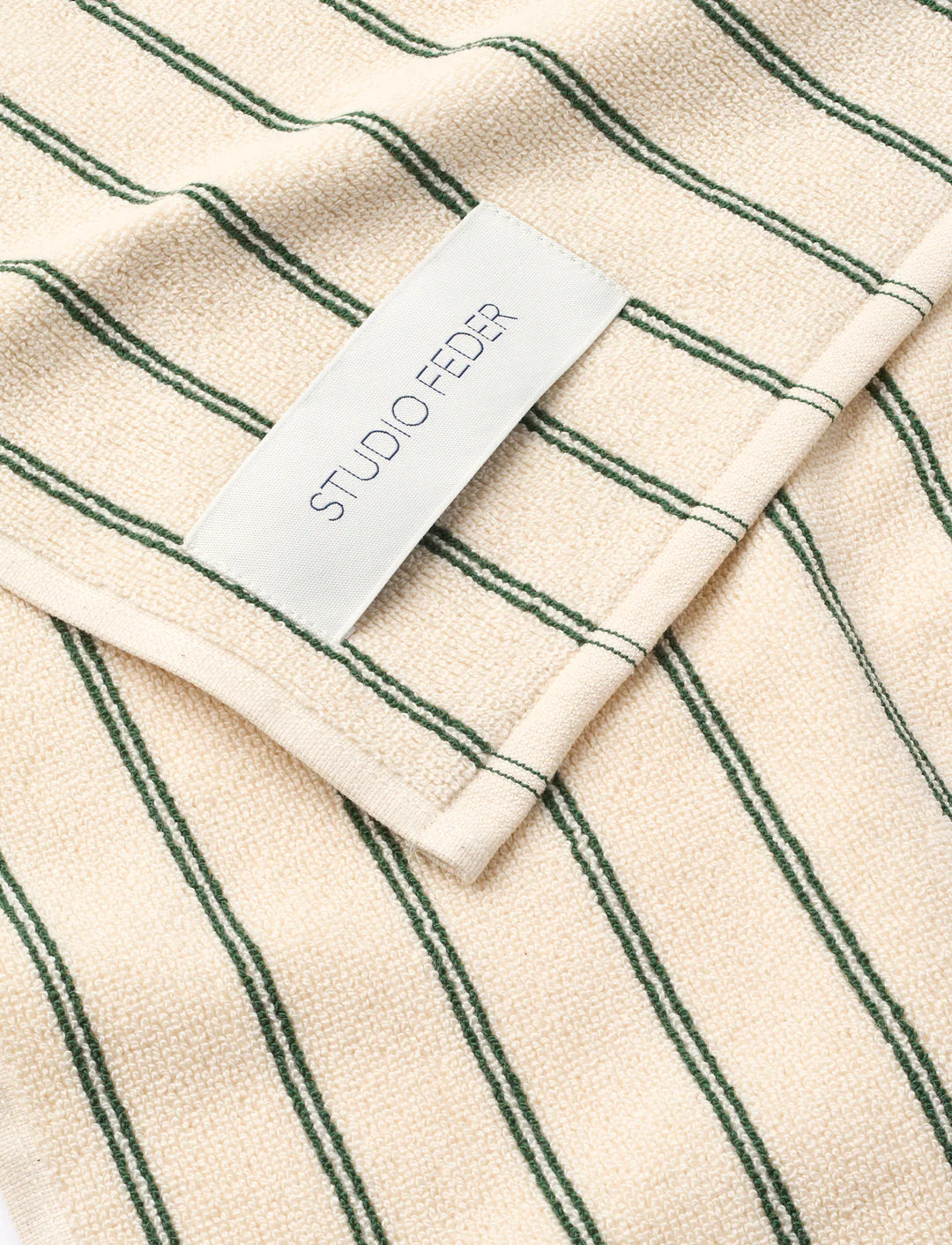 UNA håndklæde i 100% økologisk bomuld fra Studio Feder i farven Forest Rain 50 x 100 cm – køb hos butikalrum.dk