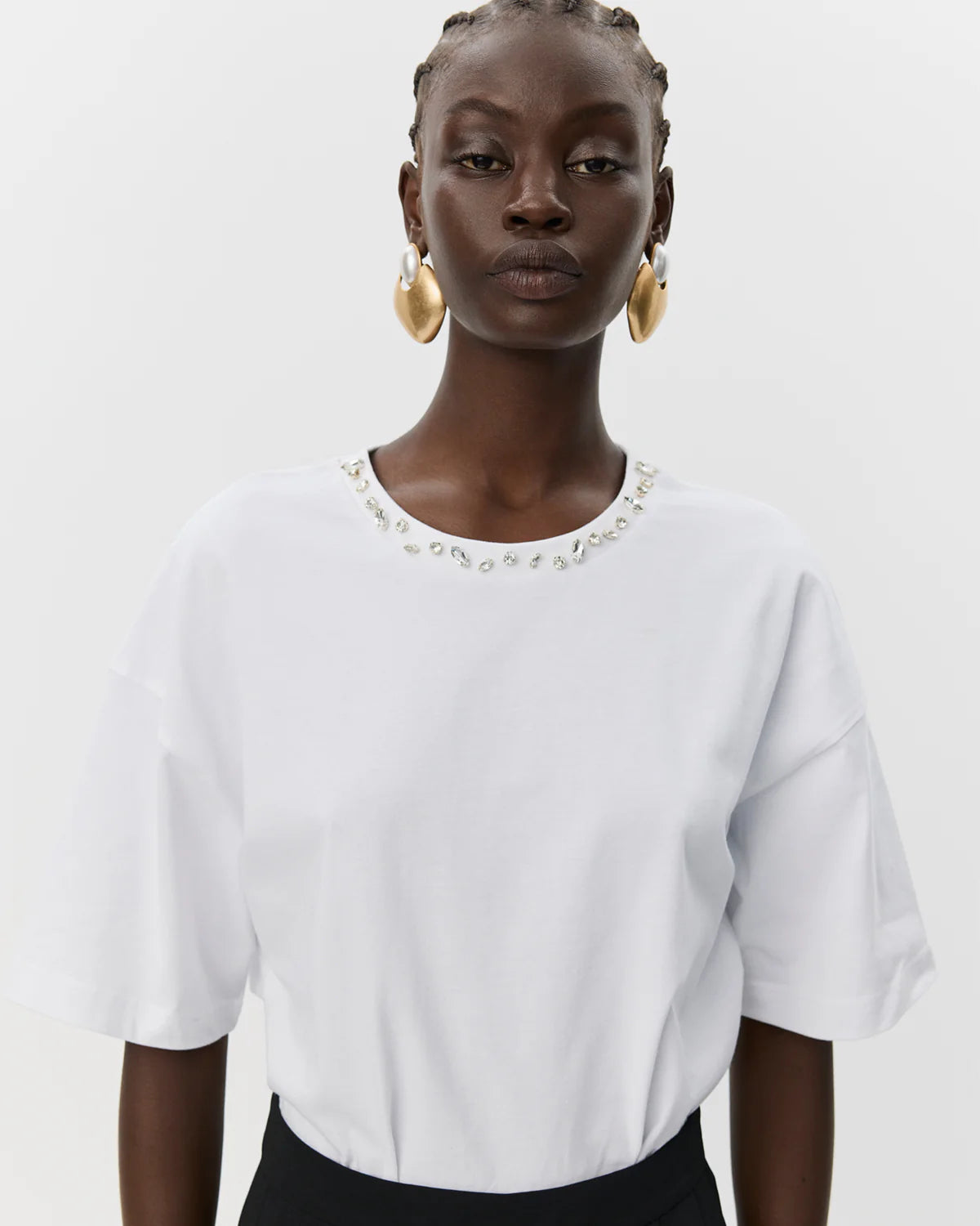 Hvid VERASW T-shirt med rund hals og hvide sten i forskellige størrelser, korte ærmer og loose fit pasform fra Sofie Schnoor