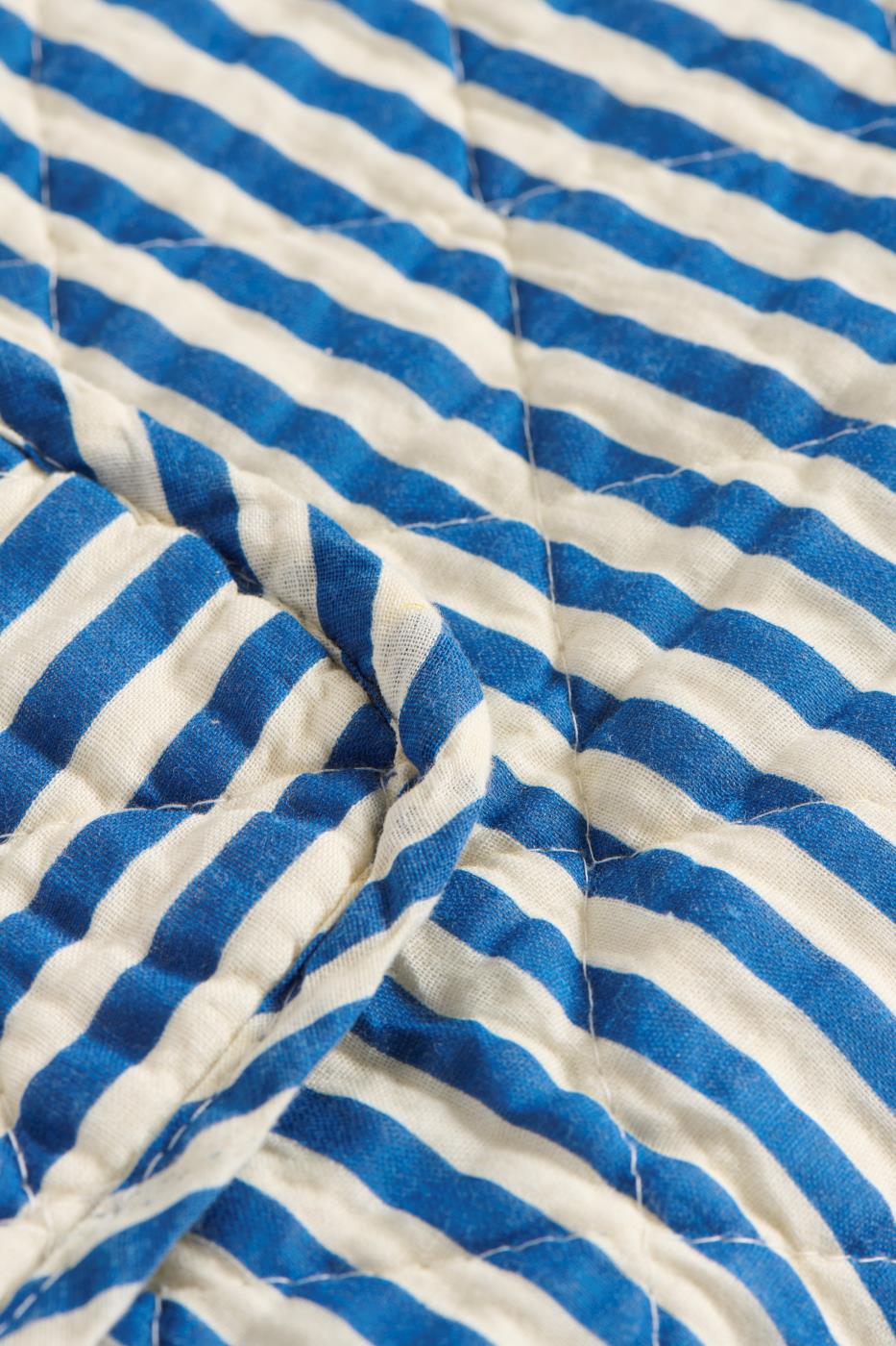 Quilt vattæppe off-white med blå striber – køb hos butikalrum.dk