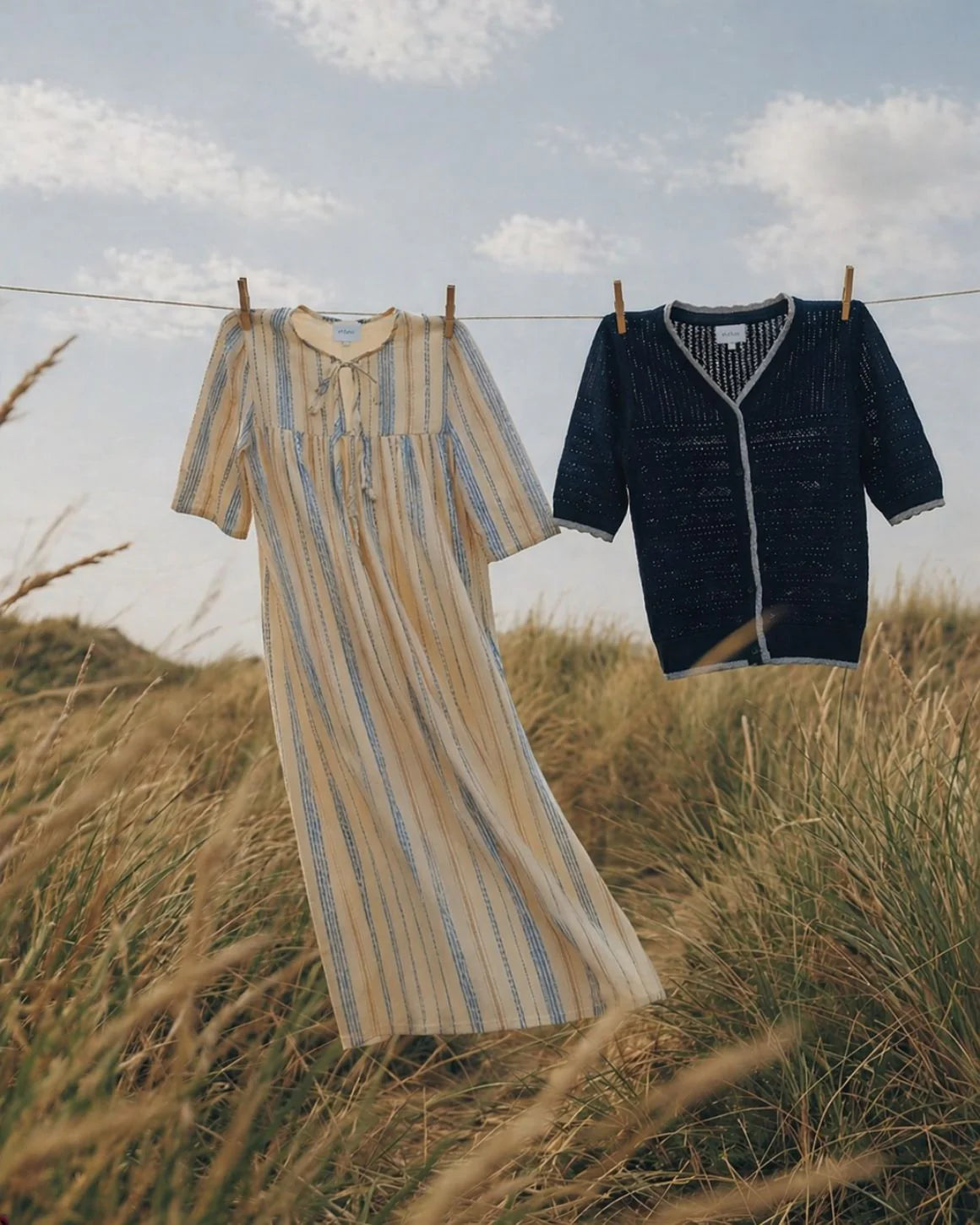 Lang kjole i light blue fra LA RŌUGE med jacquard mønster korte ærmer og feminin pasform i viskose bomuld og hør - køb hos butikalrum.dk